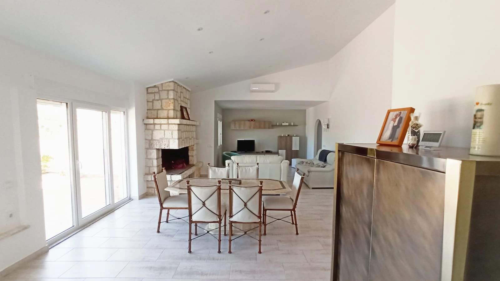 Cometa III Calpe - Villa with large plot and tennis court for sale.