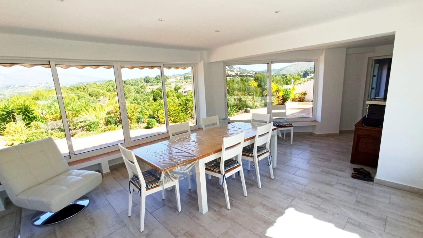 Cometa III Calpe - Villa with large plot and tennis court for sale.
