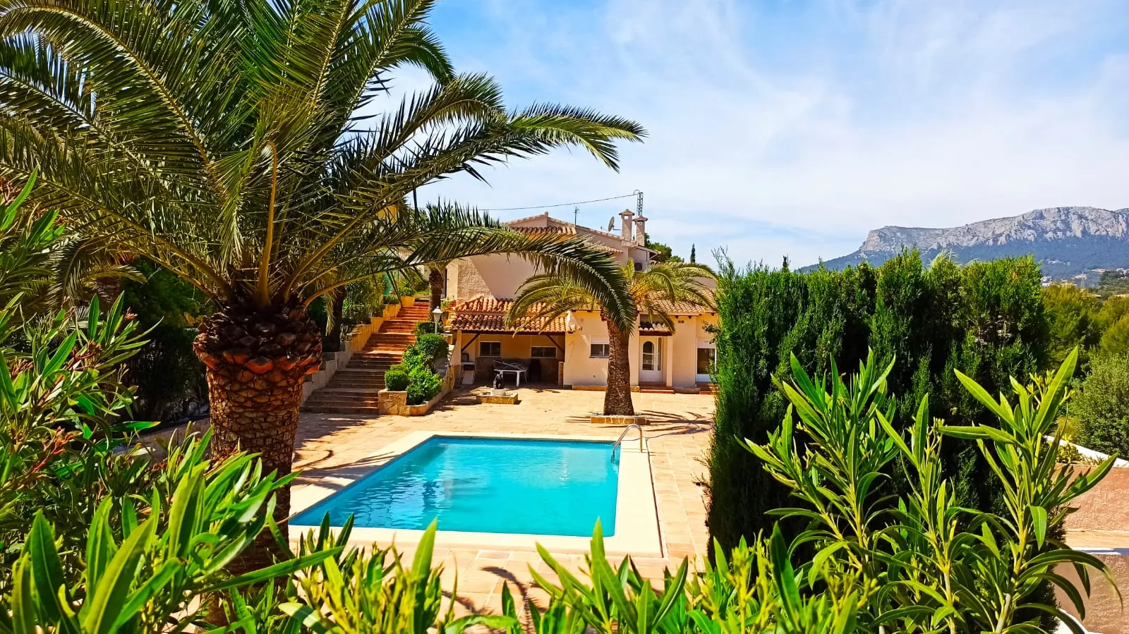 Cometa III Calpe - Villa with large plot and tennis court for sale.