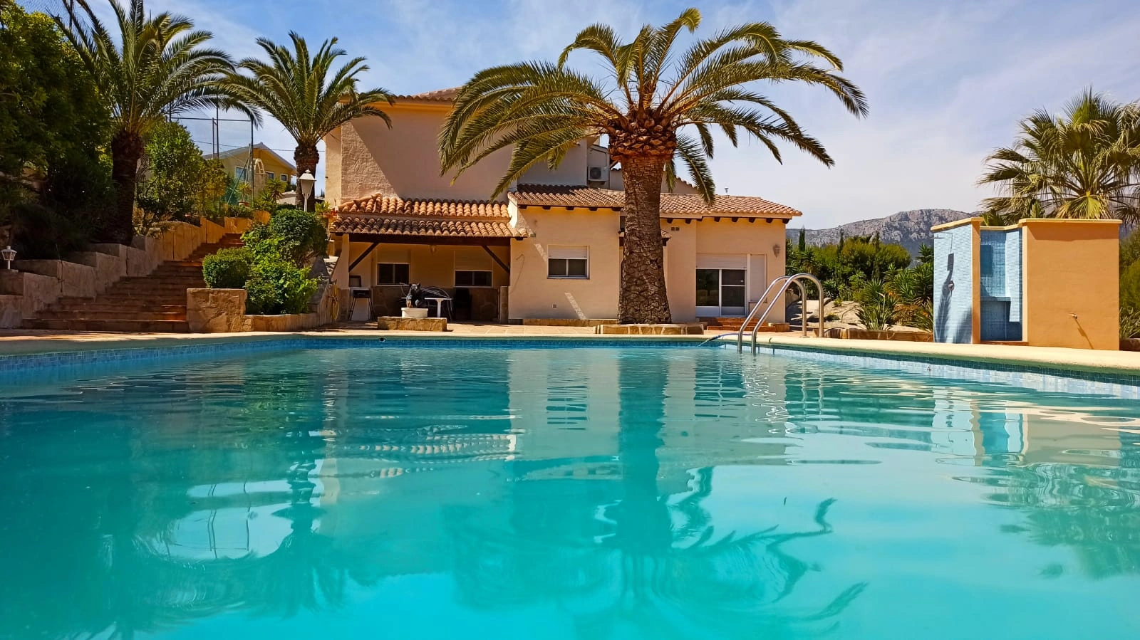 Cometa III Calpe - Villa with large plot and tennis court for sale.
