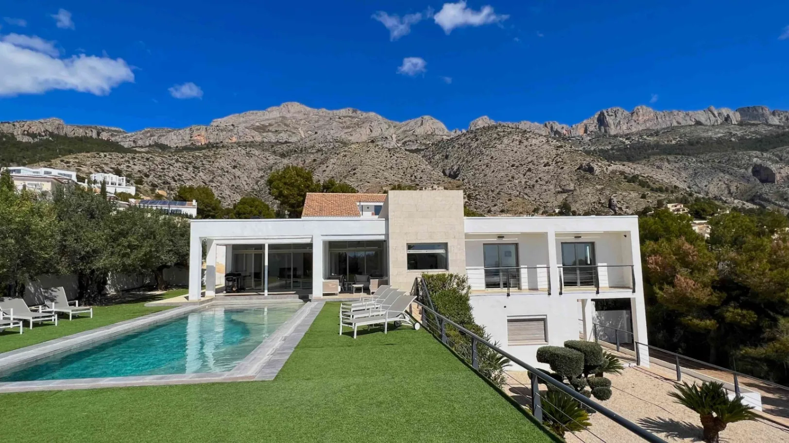 Modern villa in Altea la Vella with sea and mountain views.