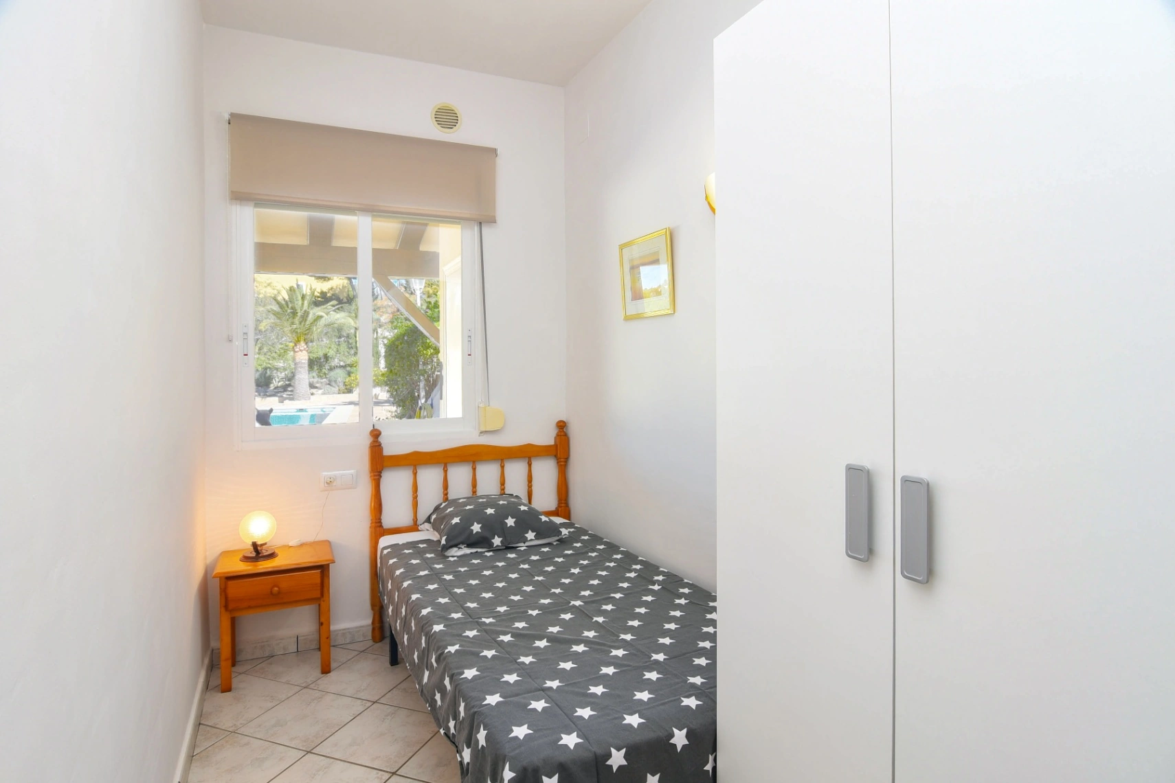 Cometa III Calpe - Villa with large plot and tennis court for sale.