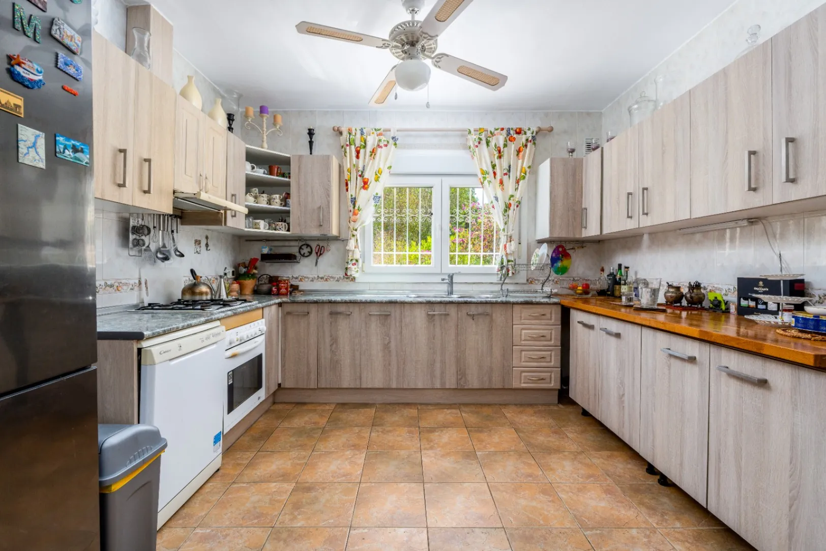 Luxury villa on a 5943 m2 plot with panoramic views.