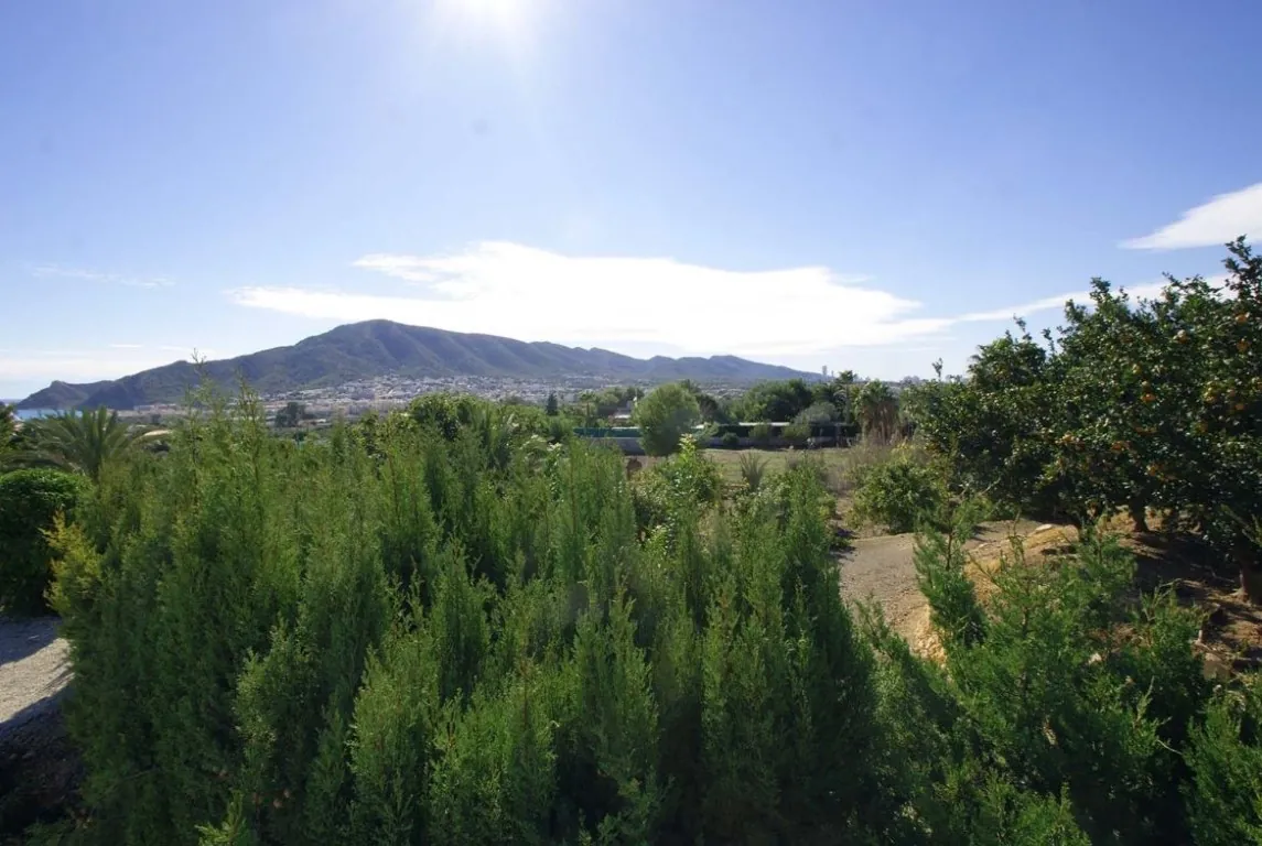 Modern finca with large plot in Altea, sea views!