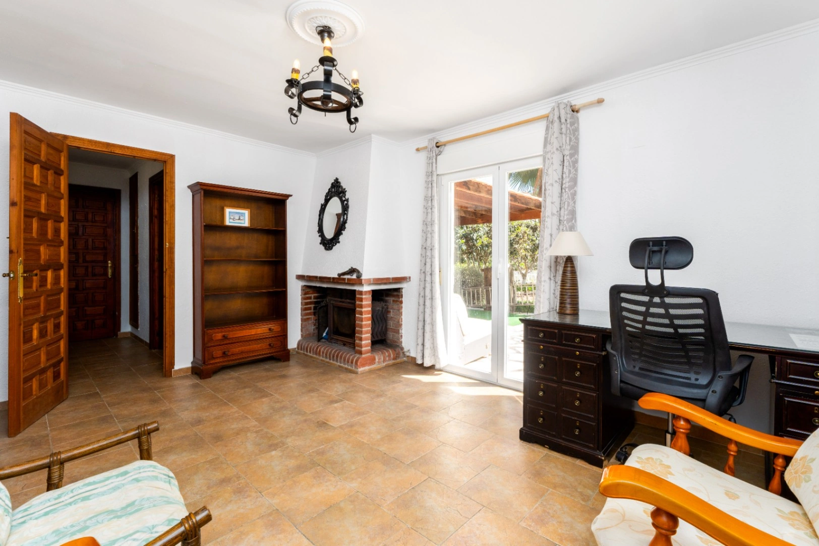 Luxury villa on a 5943 m2 plot with panoramic views.