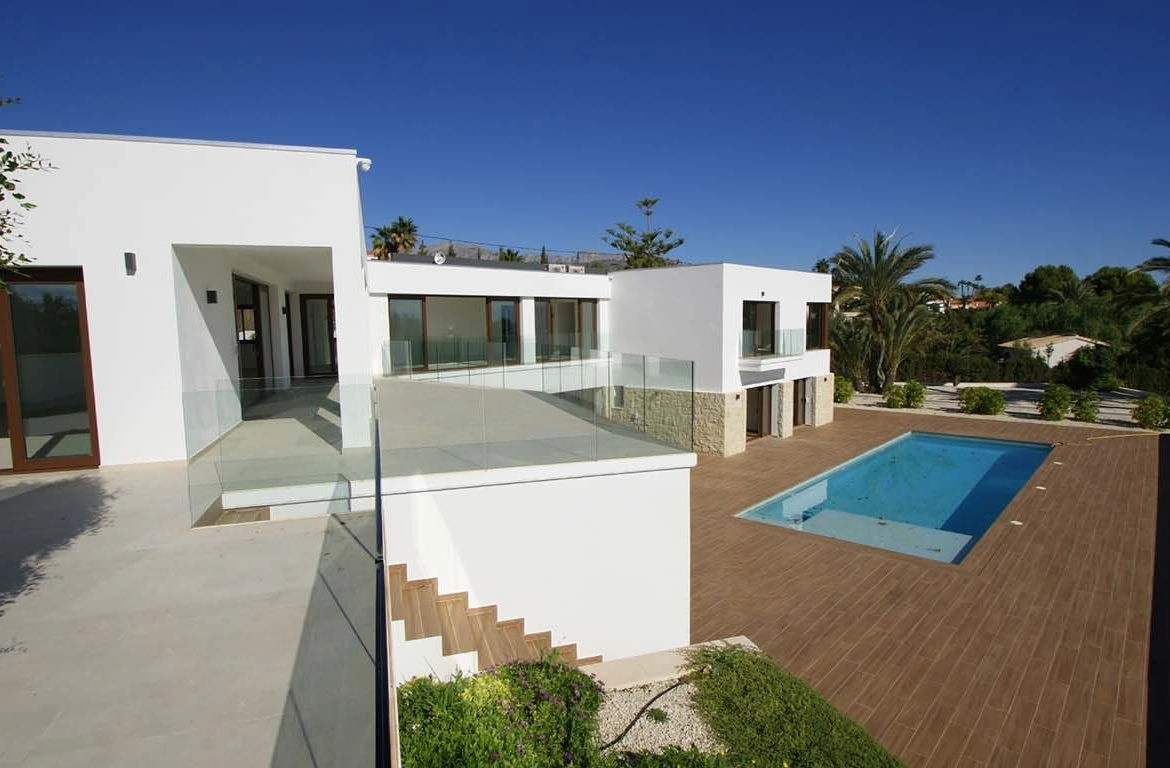 Modern finca with large plot in Altea, sea views!