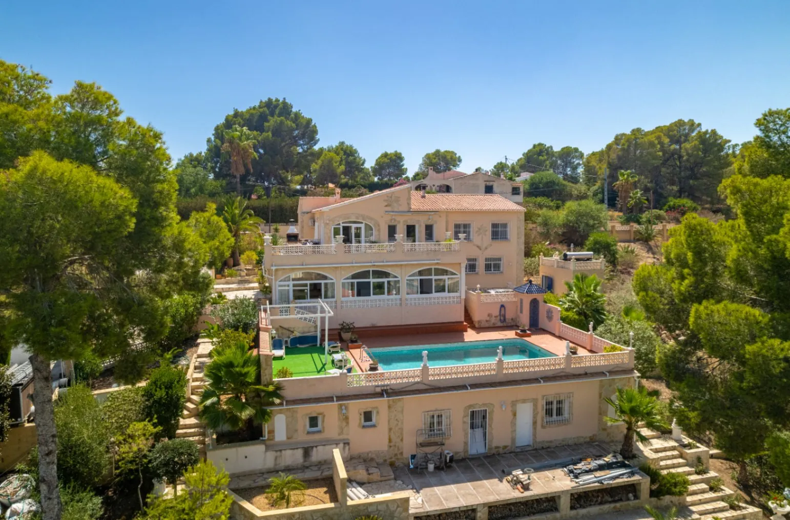 Luxury villa on a 5943 m2 plot with panoramic views.