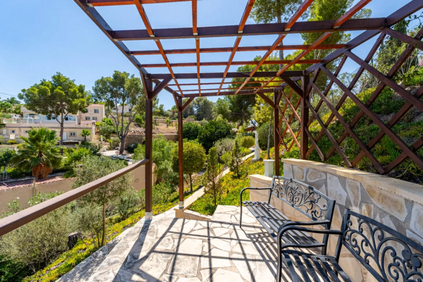 Luxury villa on a 5943 m2 plot with panoramic views.