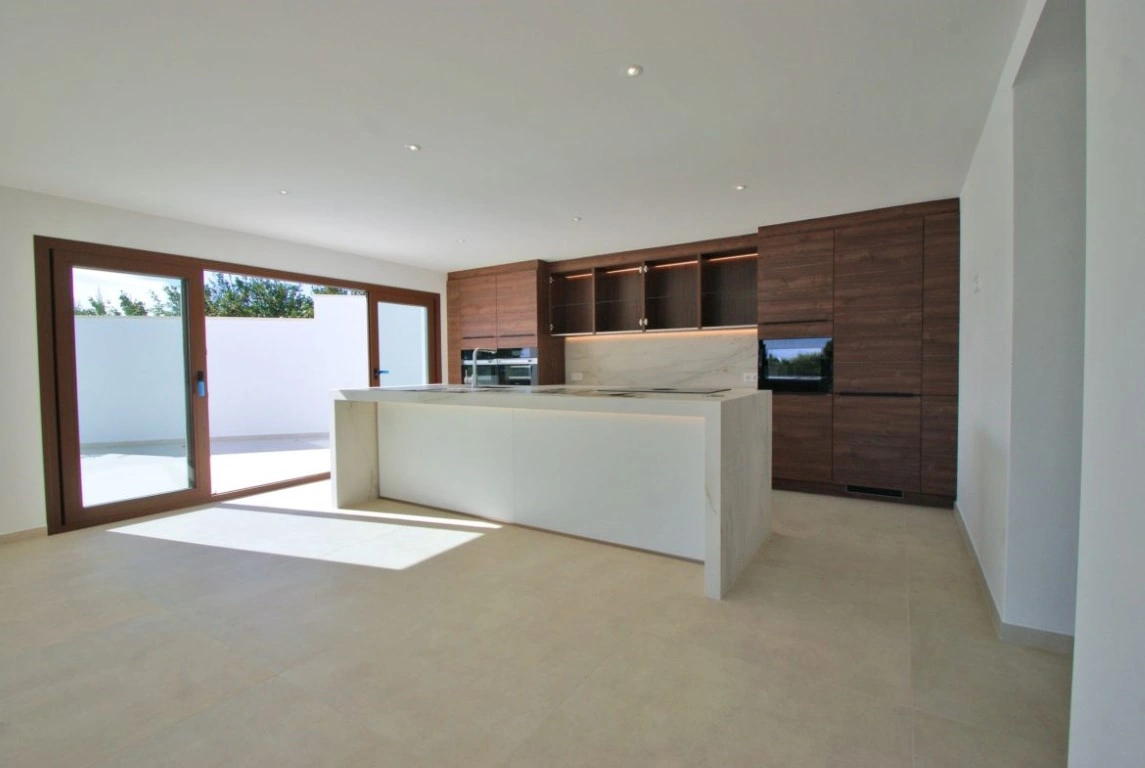 Modern finca with large plot in Altea, sea views!