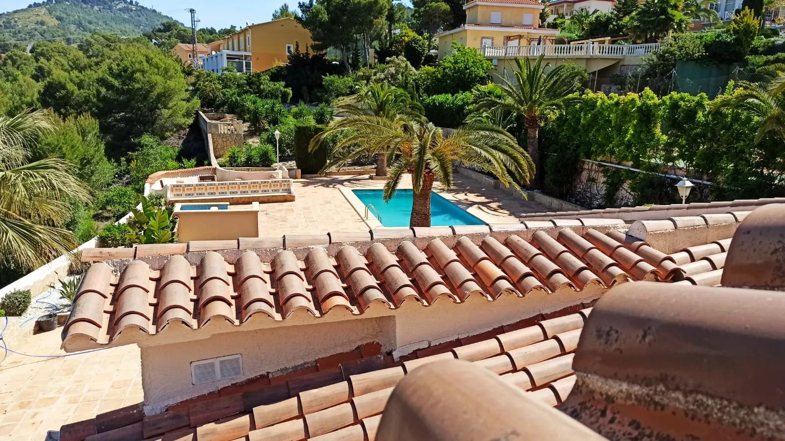 Cometa III Calpe - Villa with large plot and tennis court for sale.