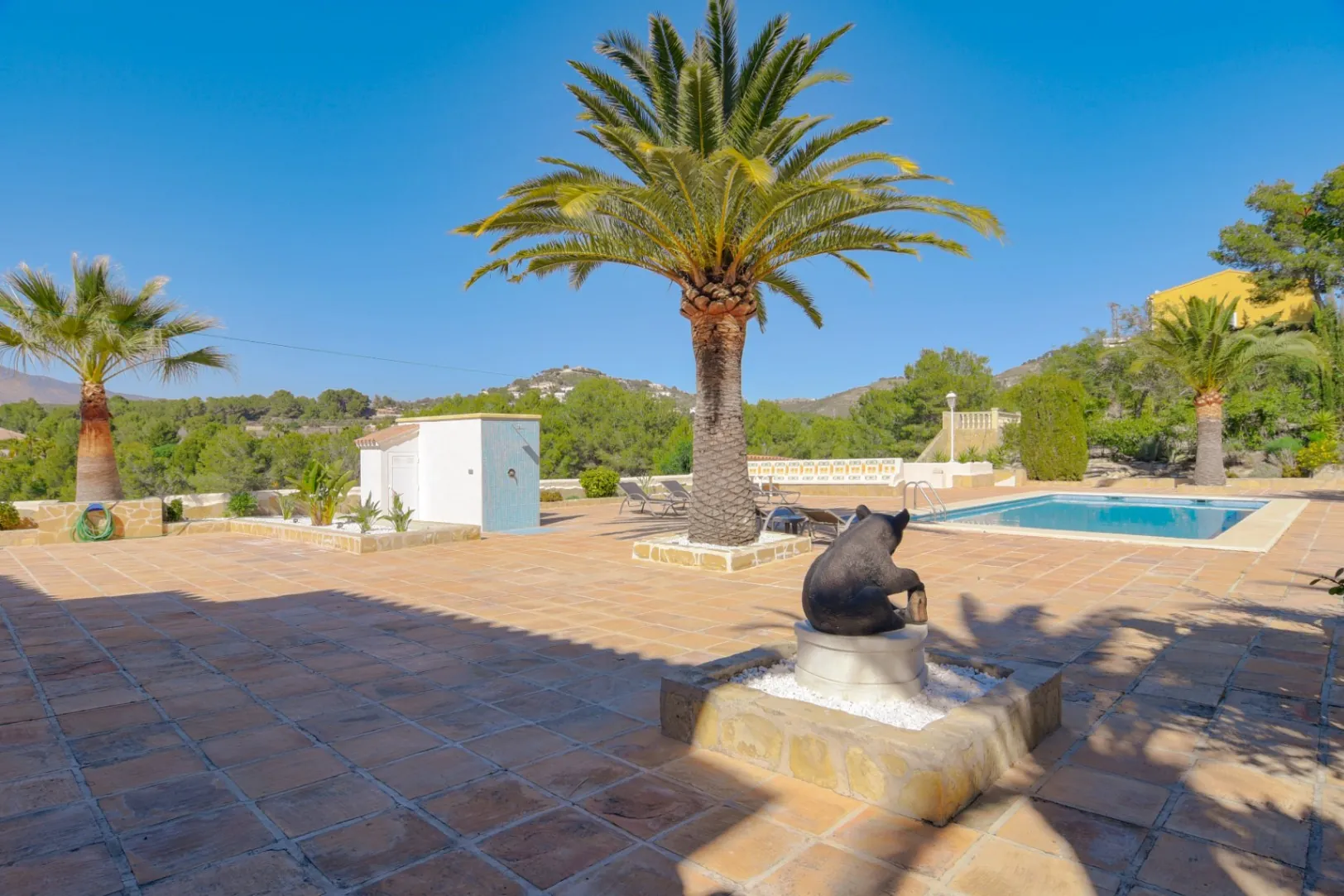 Cometa III Calpe - Villa with large plot and tennis court for sale.