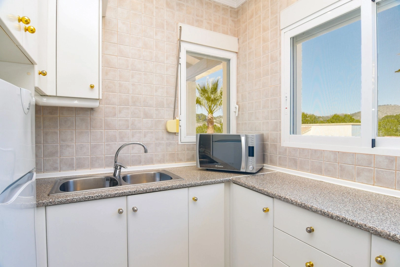 Cometa III Calpe - Villa with large plot and tennis court for sale.