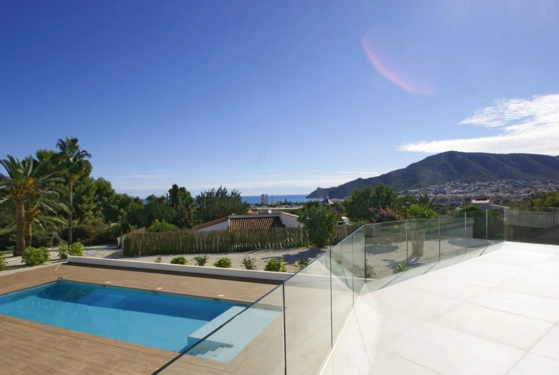 Modern finca with large plot in Altea, sea views!