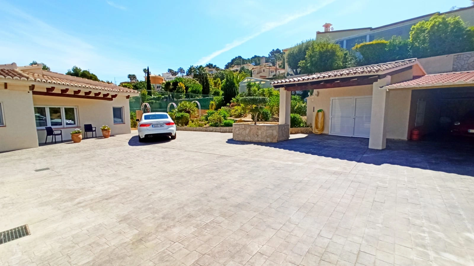 Cometa III Calpe - Villa with large plot and tennis court for sale.