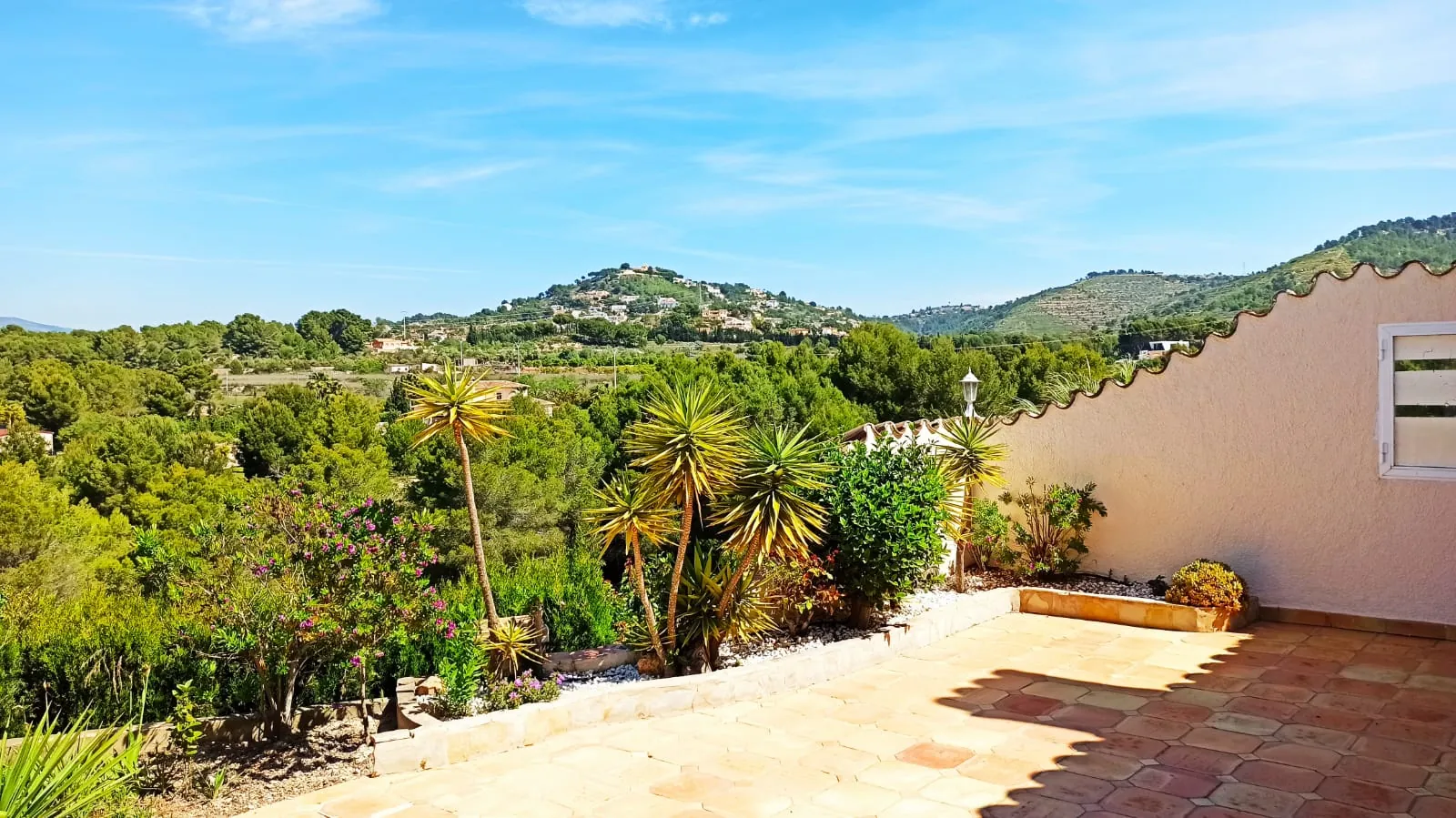 Cometa III Calpe - Villa with large plot and tennis court for sale.