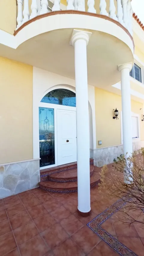 Frontline villa in Benidorm for sale - Villa Del Mar.