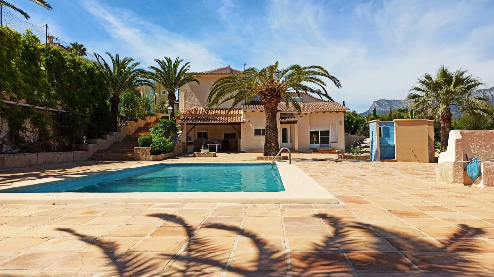 Cometa III Calpe - Villa with large plot and tennis court for sale.