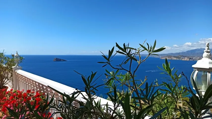 Frontline villa in Benidorm for sale - Villa Del Mar.