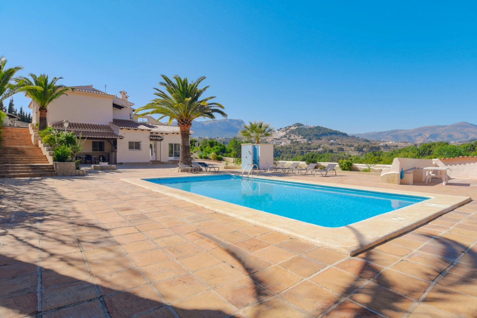 Cometa III Calpe - Villa with large plot and tennis court for sale.