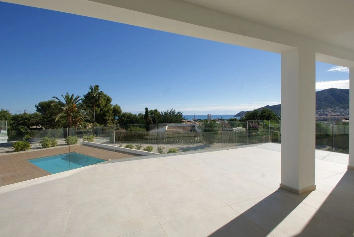 Modern finca with large plot in Altea, sea views!