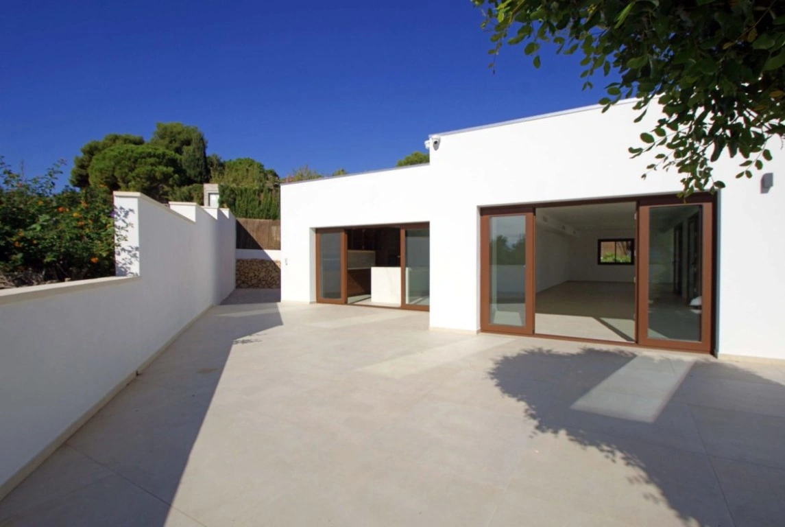 Modern finca with large plot in Altea, sea views!
