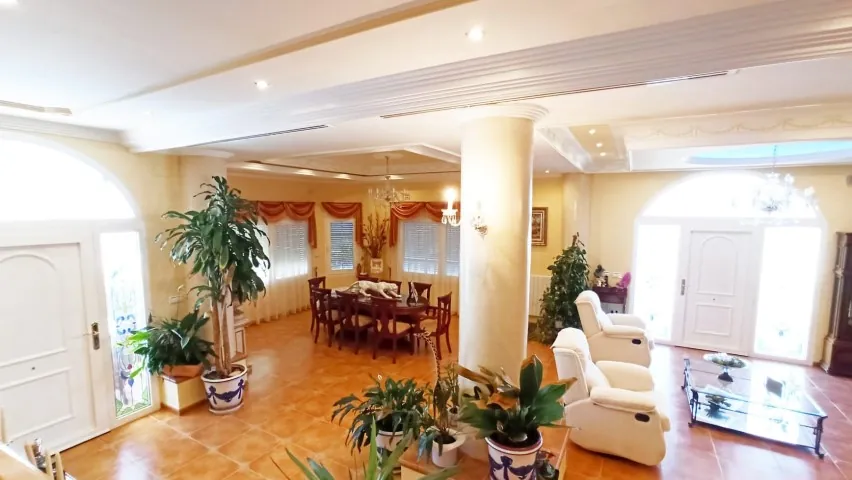 Frontline villa in Benidorm for sale - Villa Del Mar.