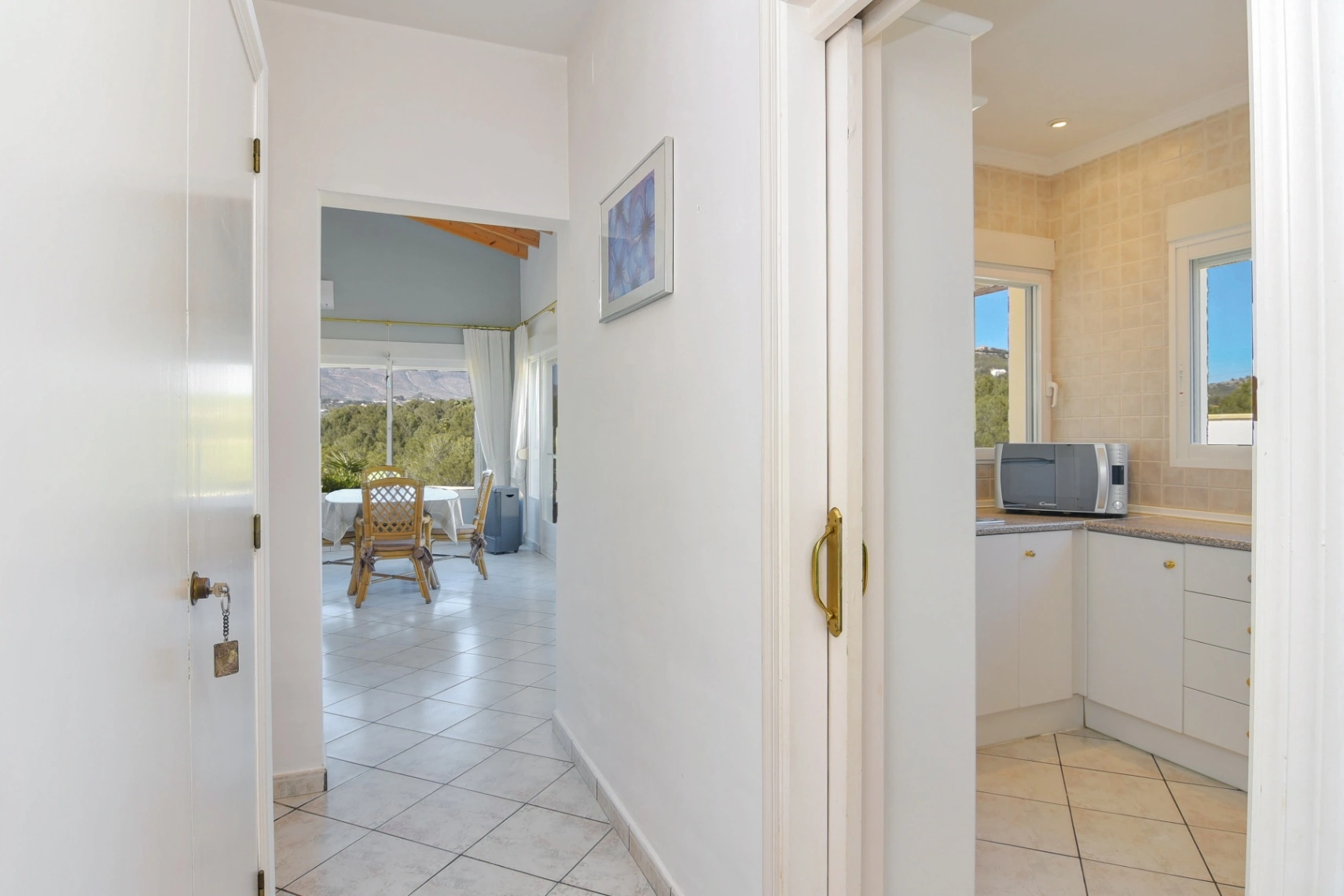 Cometa III Calpe - Villa with large plot and tennis court for sale.