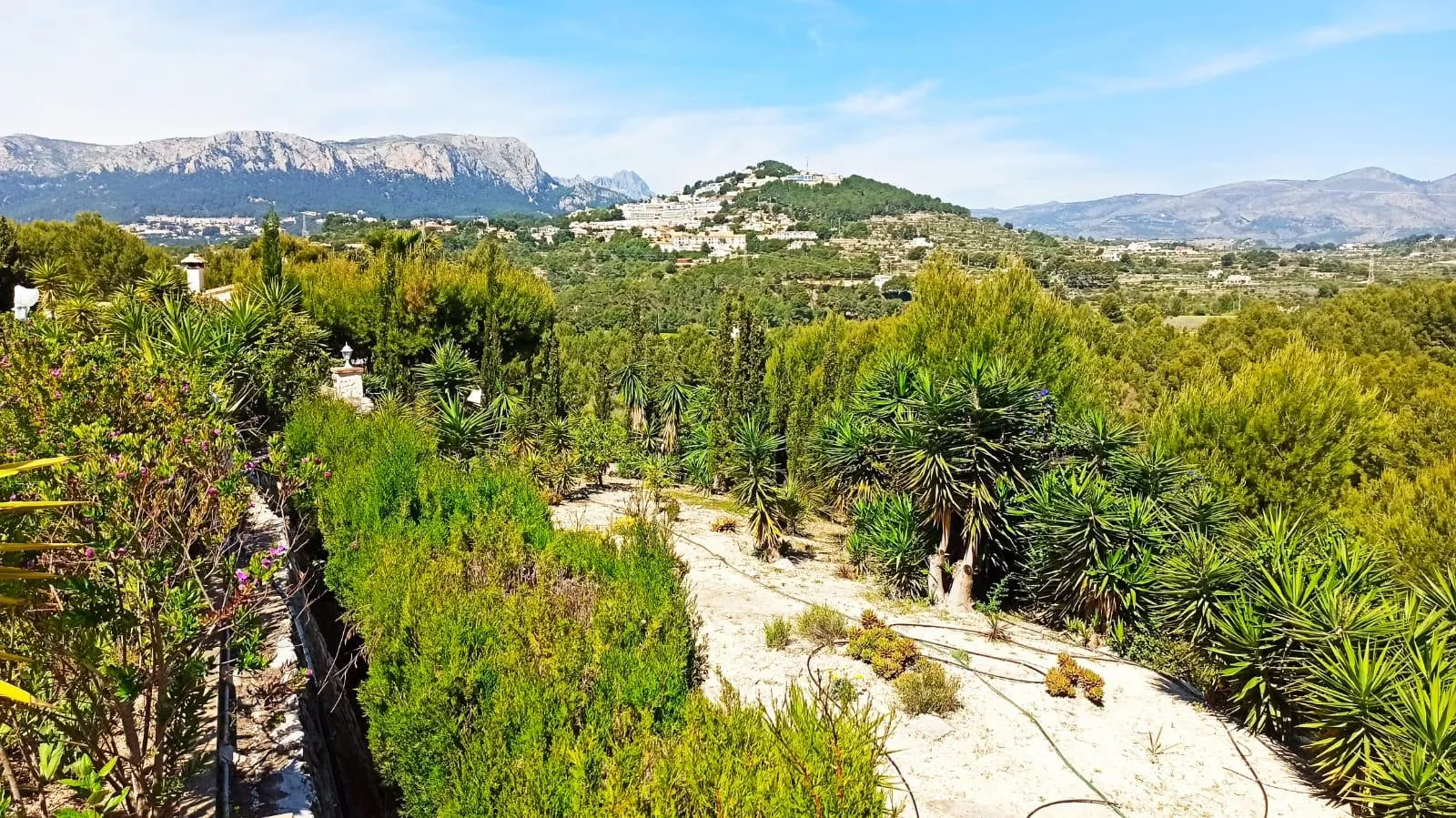 Cometa III Calpe - Villa with large plot and tennis court for sale.
