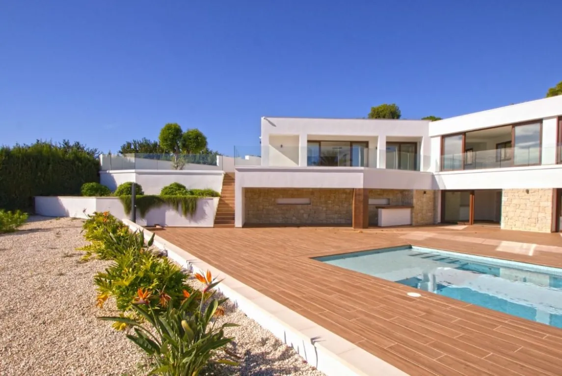 Modern finca with large plot in Altea, sea views!