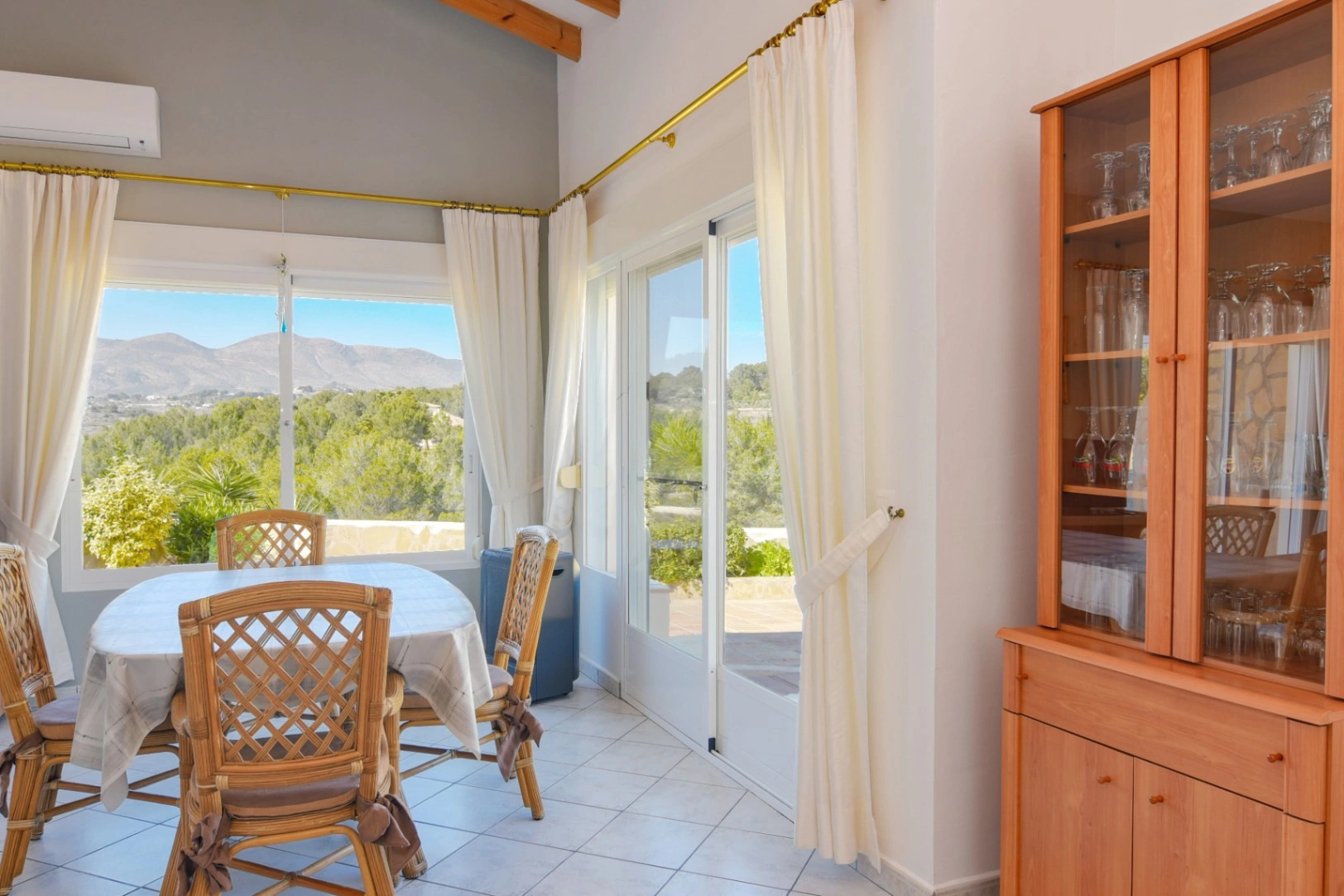 Cometa III Calpe - Villa with large plot and tennis court for sale.