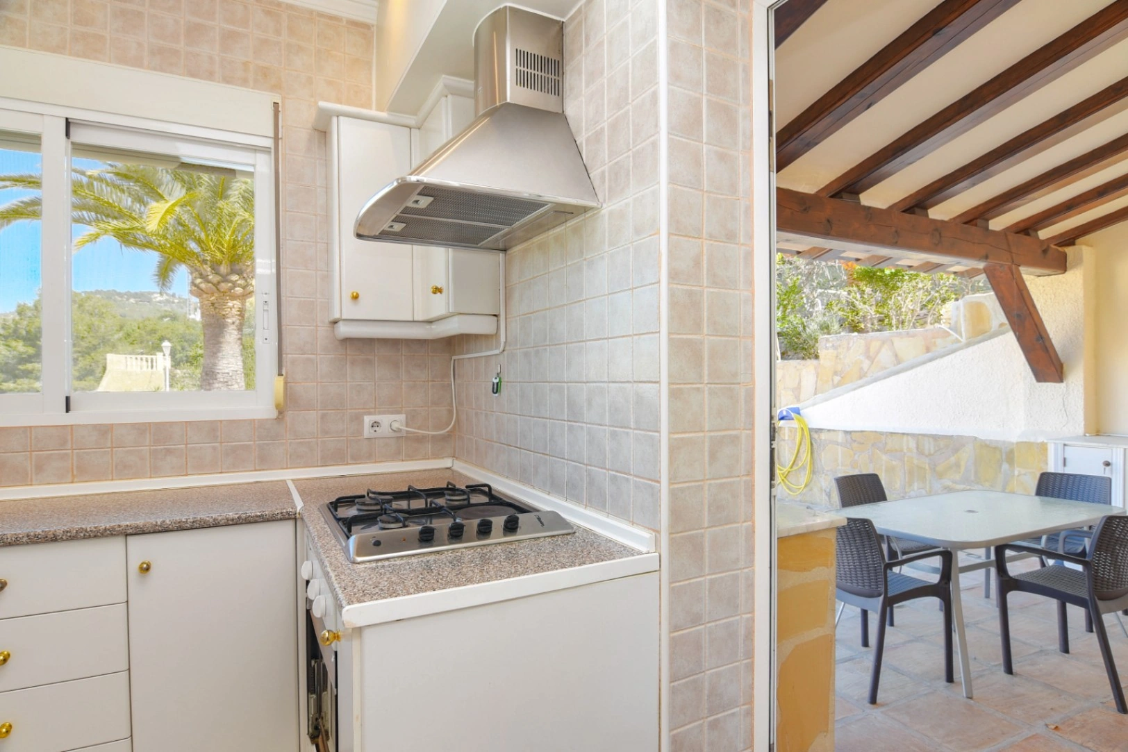 Cometa III Calpe - Villa with large plot and tennis court for sale.
