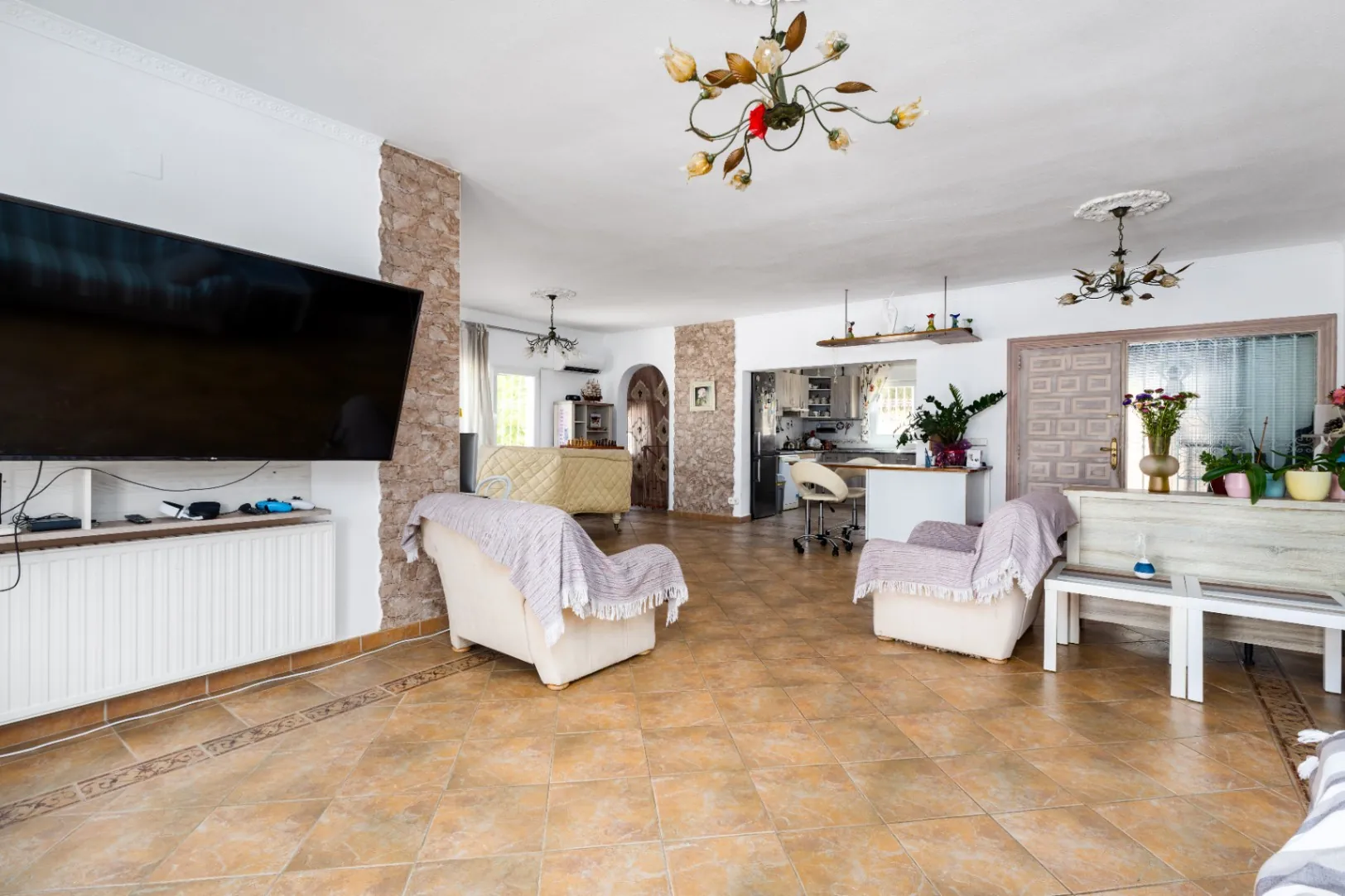 Luxury villa on a 5943 m2 plot with panoramic views.