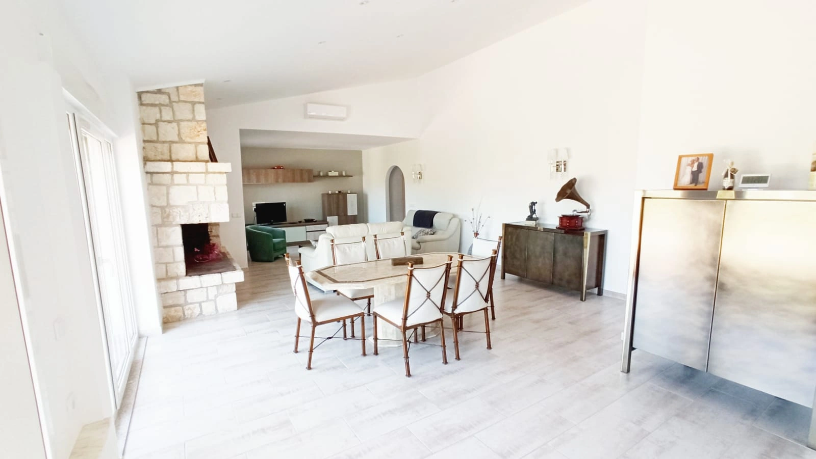 Cometa III Calpe - Villa with large plot and tennis court for sale.