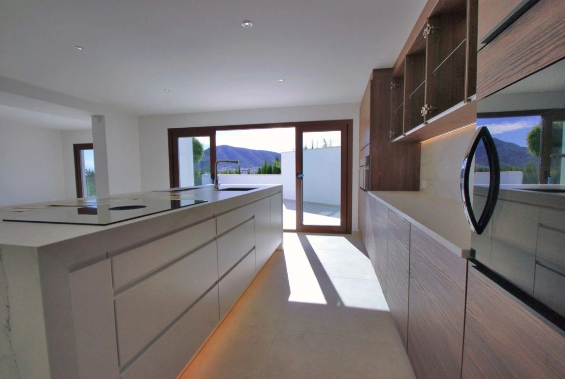 Modern finca with large plot in Altea, sea views!