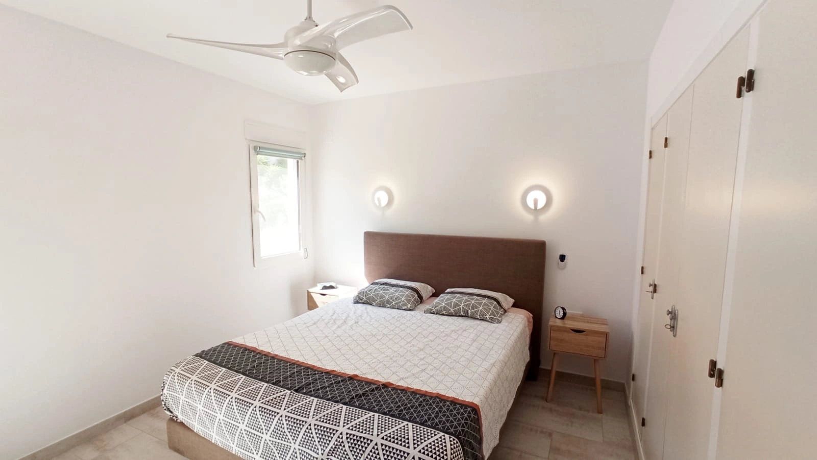 Cometa III Calpe - Villa with large plot and tennis court for sale.