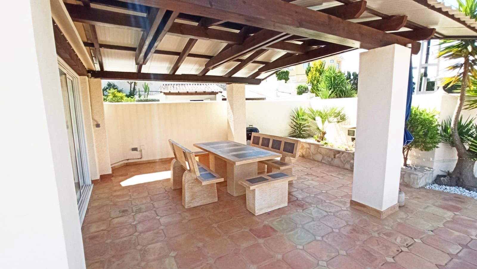 Cometa III Calpe - Villa with large plot and tennis court for sale.