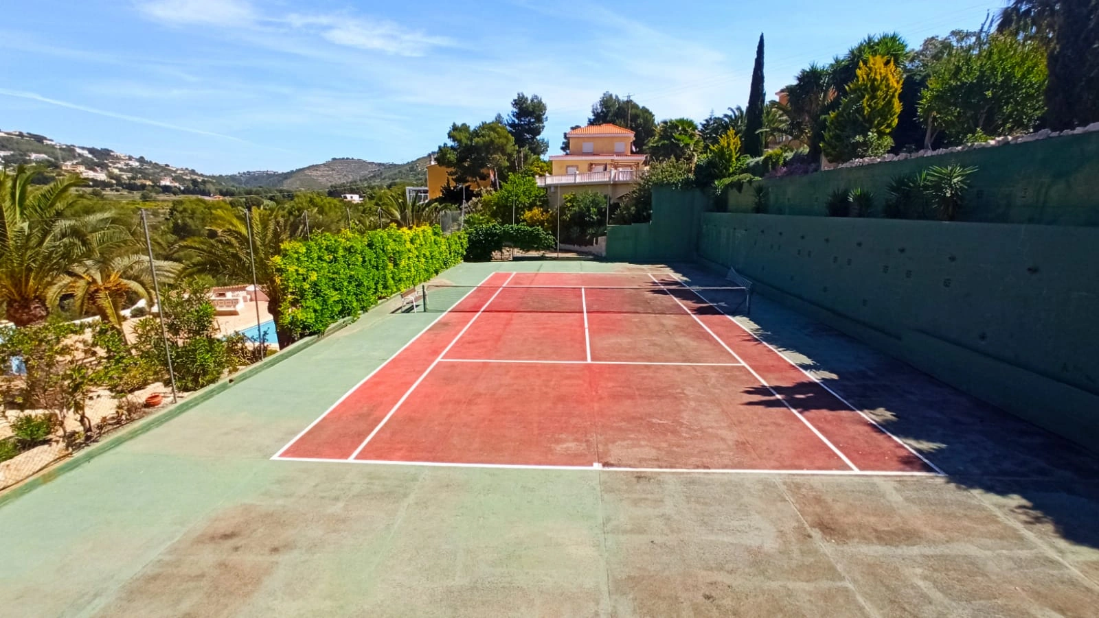 Cometa III Calpe - Villa with large plot and tennis court for sale.