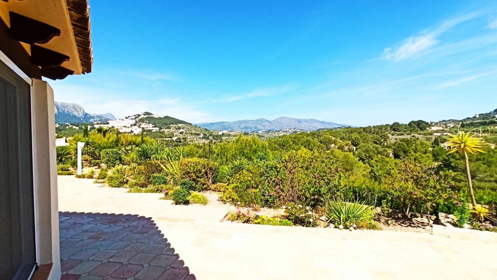 Cometa III Calpe - Villa with large plot and tennis court for sale.