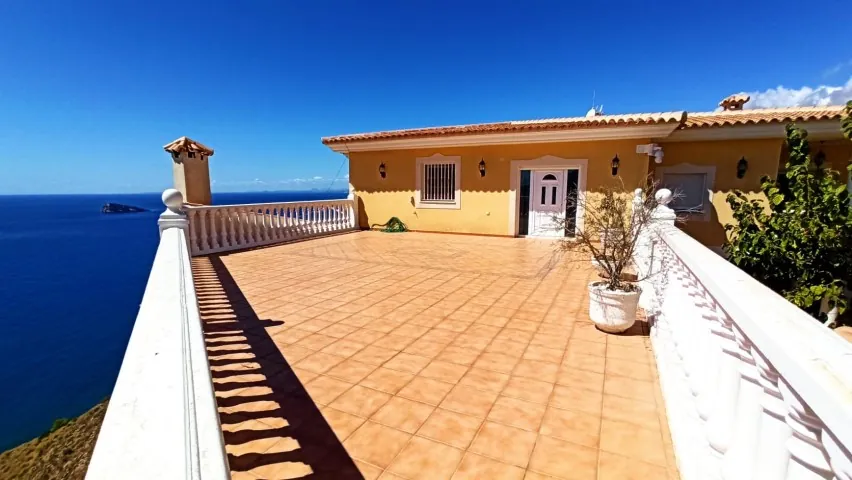 Frontline villa in Benidorm for sale - Villa Del Mar.