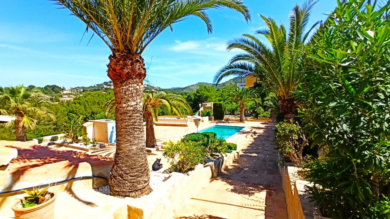 Cometa III Calpe - Villa with large plot and tennis court for sale.