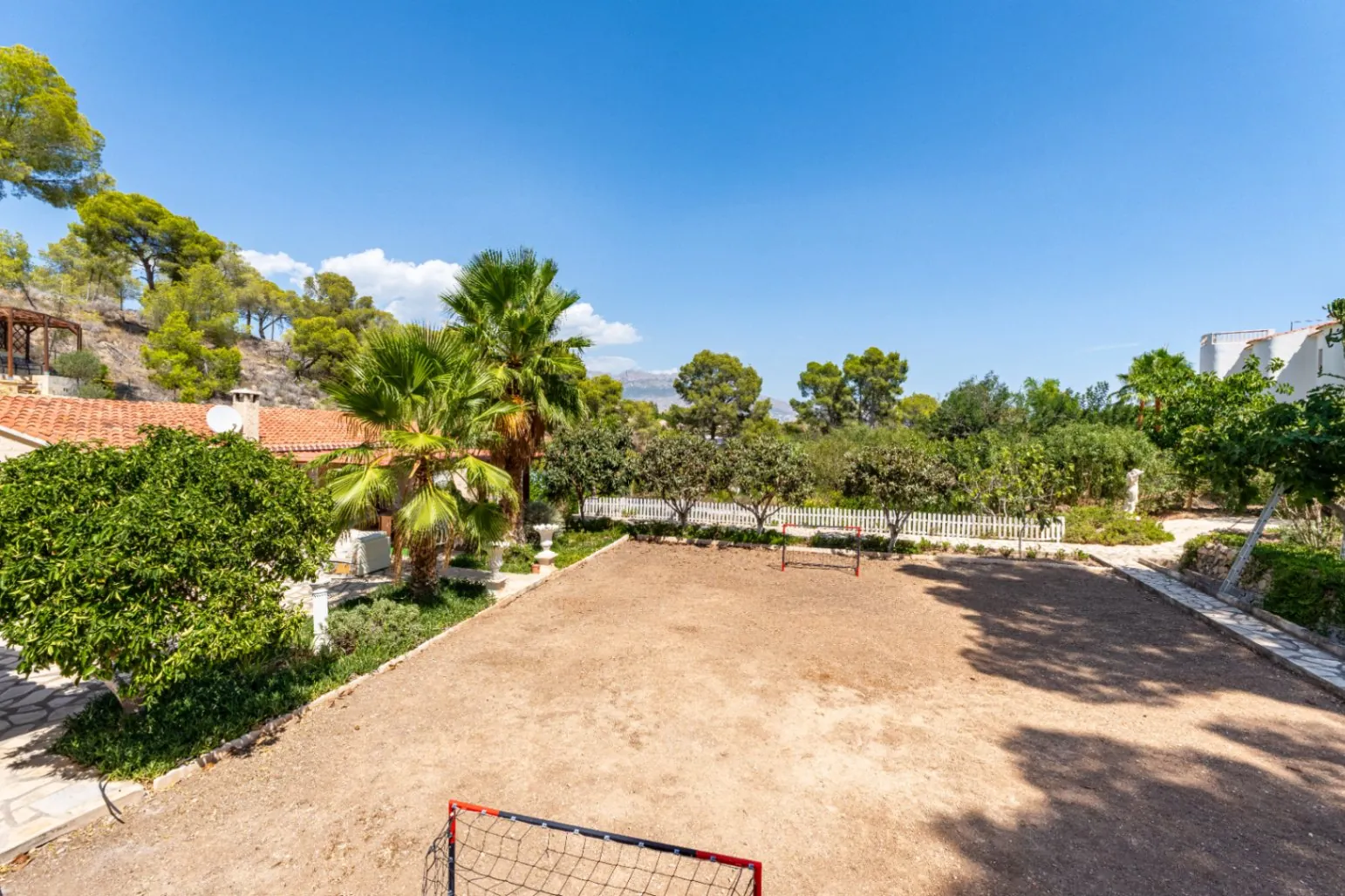 Luxury villa on a 5943 m2 plot with panoramic views.