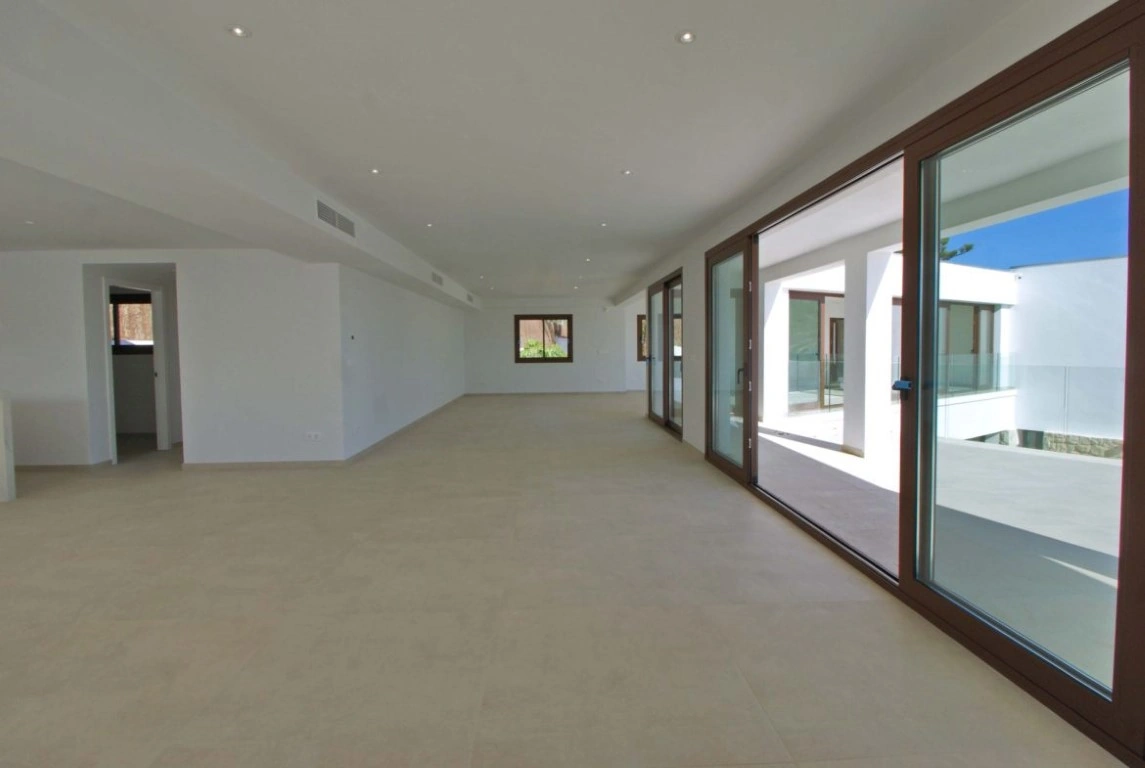 Modern finca with large plot in Altea, sea views!