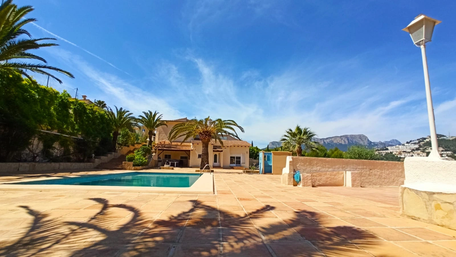 Cometa III Calpe - Villa with large plot and tennis court for sale.