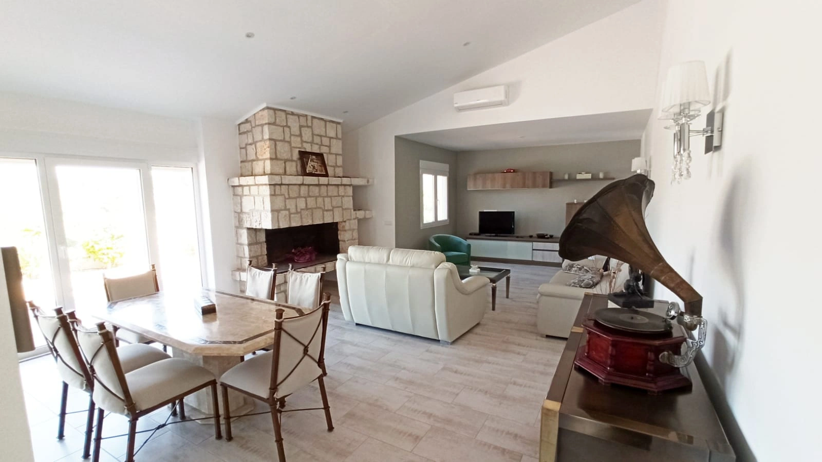 Cometa III Calpe - Villa with large plot and tennis court for sale.