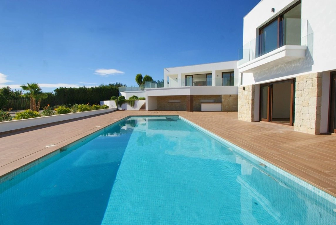 Modern finca with large plot in Altea, sea views!