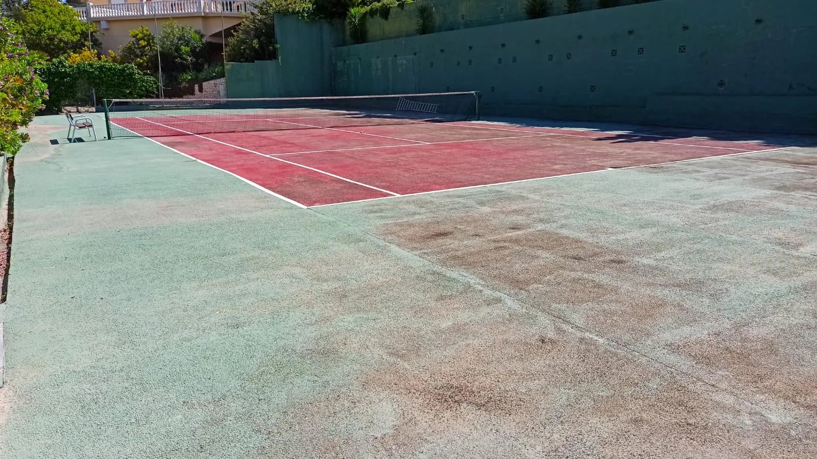 Cometa III Calpe - Villa with large plot and tennis court for sale.