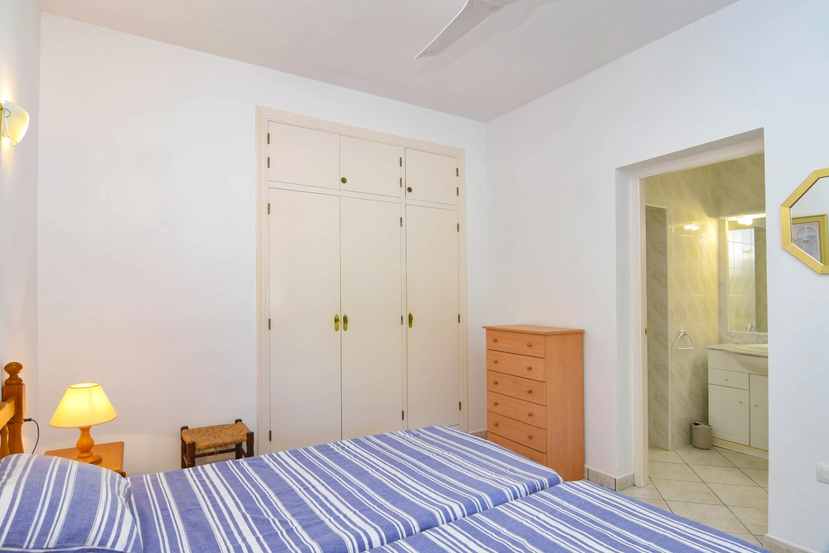 Cometa III Calpe - Villa with large plot and tennis court for sale.