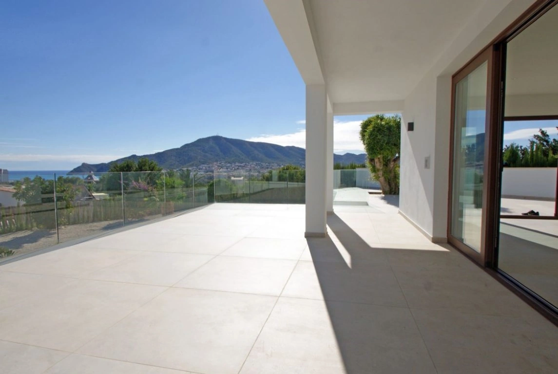 Modern finca with large plot in Altea, sea views!