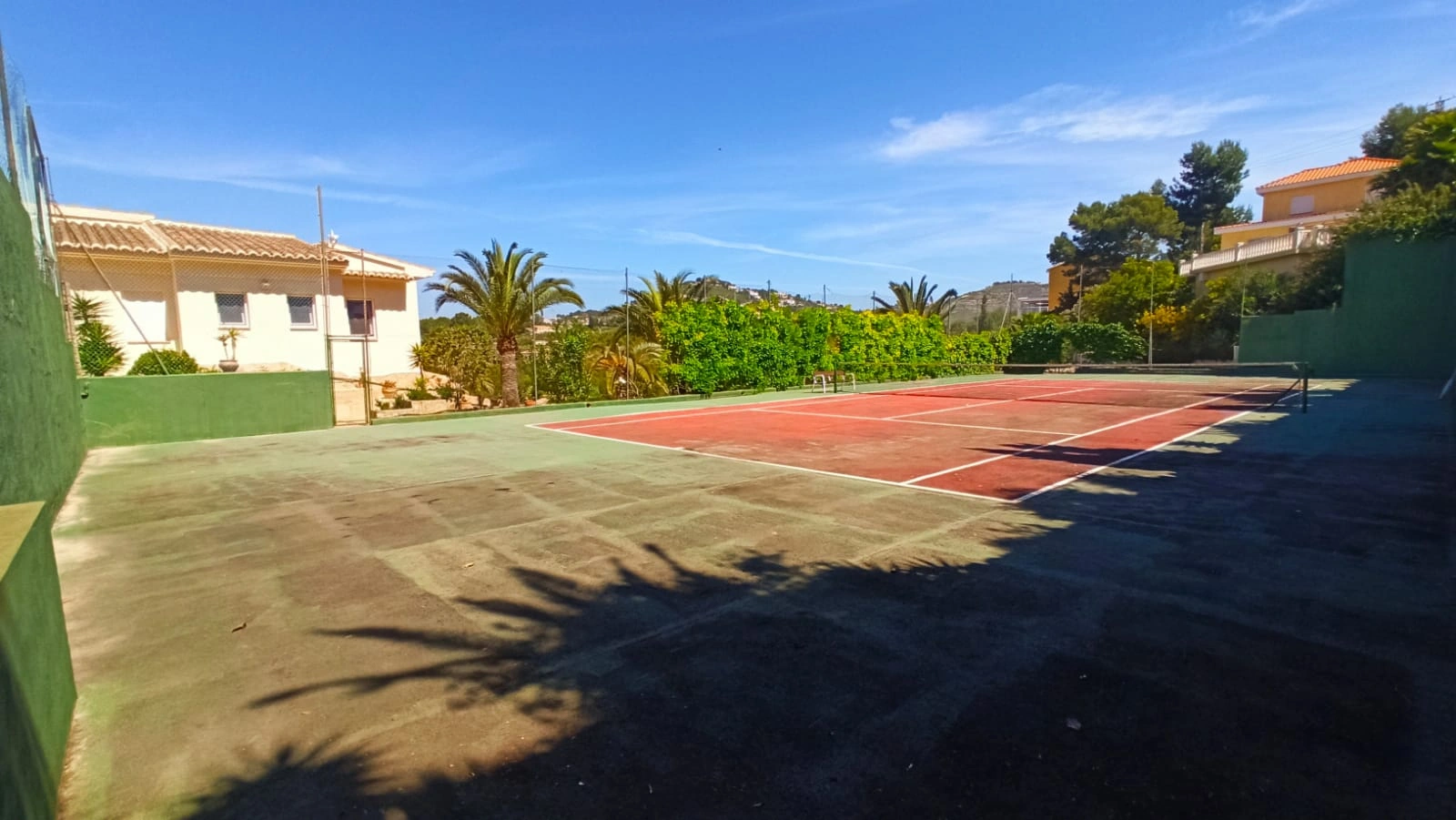 Cometa III Calpe - Villa with large plot and tennis court for sale.