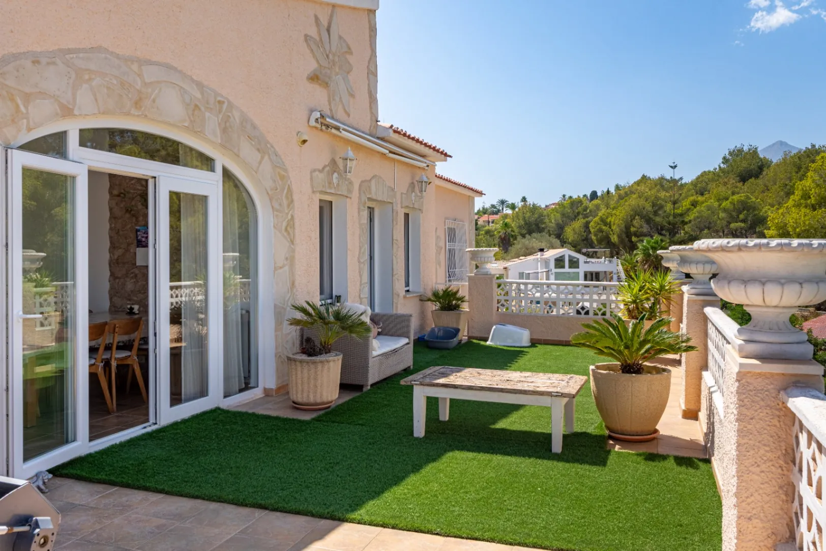 Luxury villa on a 5943 m2 plot with panoramic views.